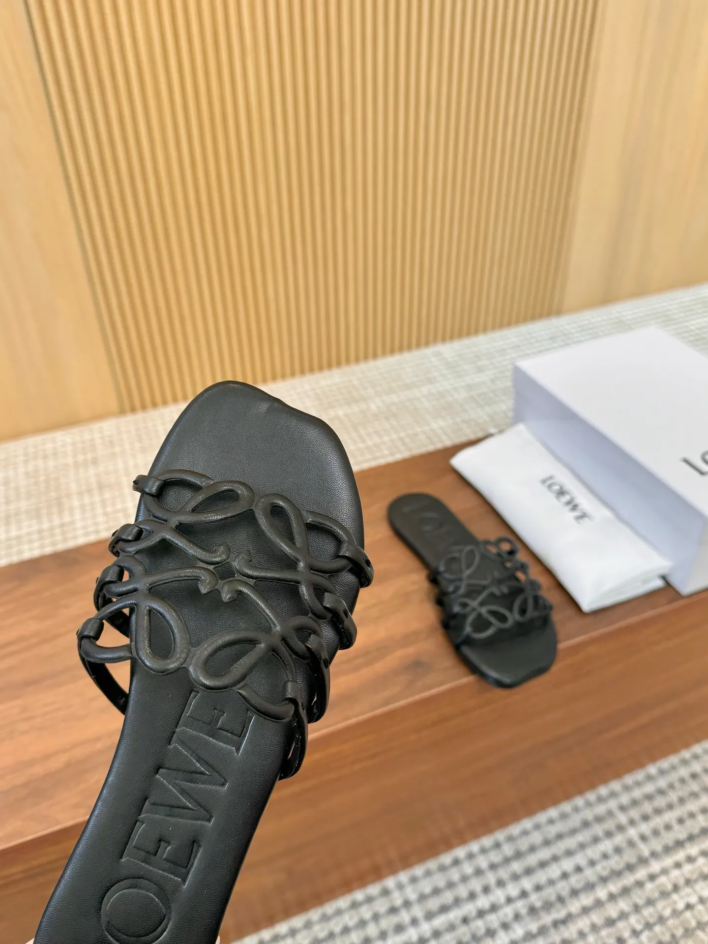 👟👟Ex-factory price 400👟👟 The latest 2025 LOEWE, summer limited edition hollow slippers, they are so beautiful on your feet! ! ! Highly recommended, a super lazy drag, the same style worn by celebrity bloggers! Fabric: Imported sheepskin (black, white, apricot, red, pink, five colors) Lining: Imported sheepskin Genuine leather outsole injection molded dyed bottom Number: 35-42